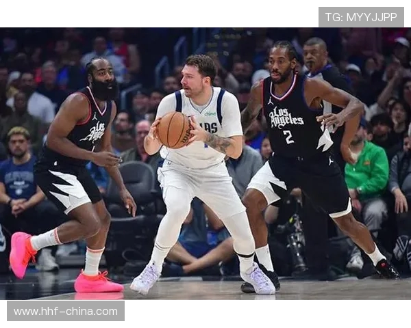 独行侠与勇士激战正酣NBA赛场精彩对决引发球迷热议